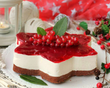Christmas Star Mascarpone Cheesecake (with Raspberry Sauce)